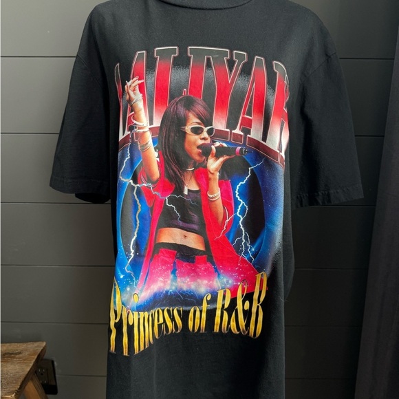 Aaliyah Tops - Black Graphic Aaliyah R&B Shoe Palace XL T-Shirt with Red and Blue Design